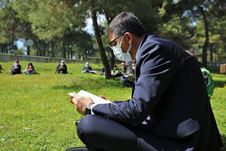 Başkan Fadıloğlu, anne ve çocuklarla doğada kitap okudu G3