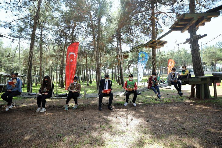 Başkan Fadıloğlu, anne ve çocuklarla doğada kitap okudu G4