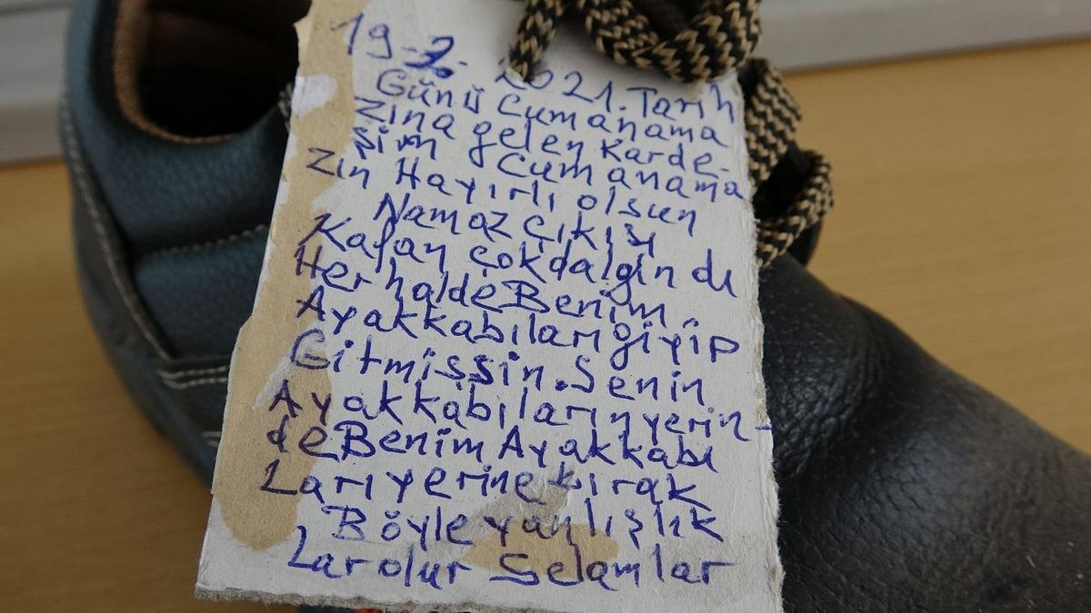 (&Ouml;zel) Camide ayakkabıları &ccedil;alınan adamdan hırsıza &ldquo;ayakkabılı&rdquo; mesaj