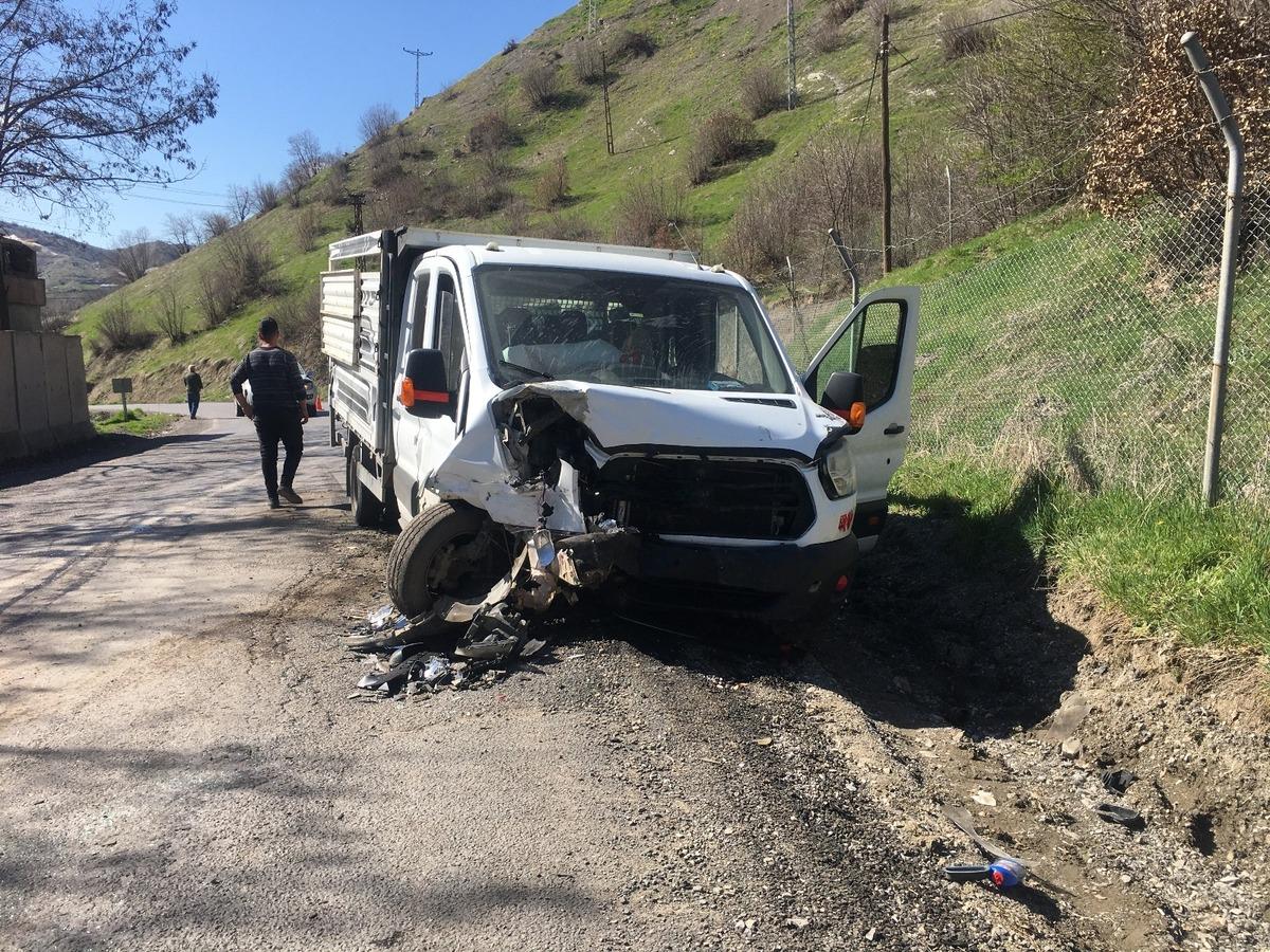 Şırnak&rsquo;ta 2 kamyonet kafa kafaya &ccedil;arpıştı