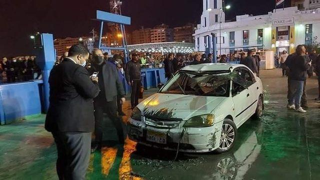S&uuml;veyş Kanalı&rsquo;nda ara&ccedil; feribottan denize d&uuml;şt&uuml; 1