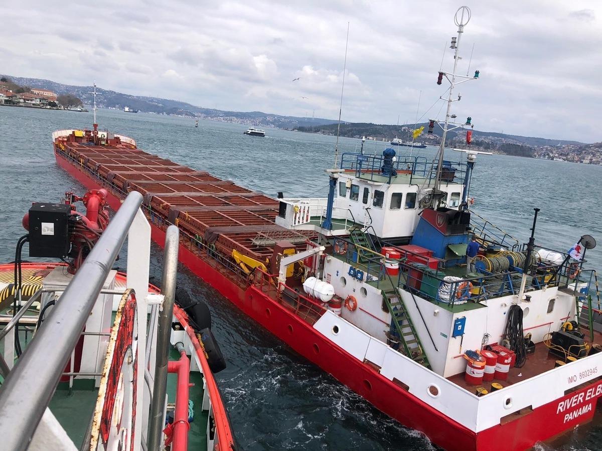 İstanbul Boğazı&rsquo;nda korkutan gemi arızası