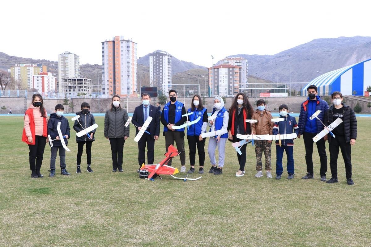 Model U&ccedil;ak &Ccedil;alışmalarına İlgi Artıyor