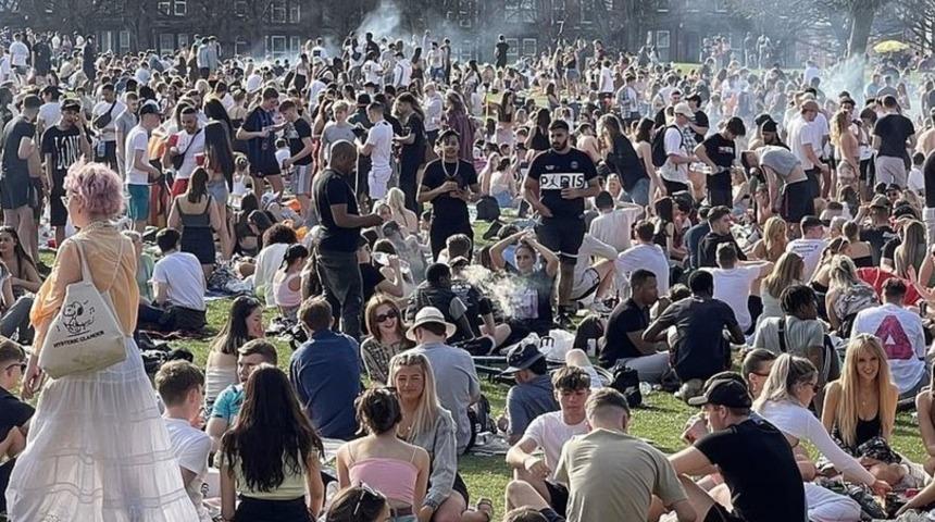 İngiltere'de kısıtlamalar hafifledi, pisleştiler!