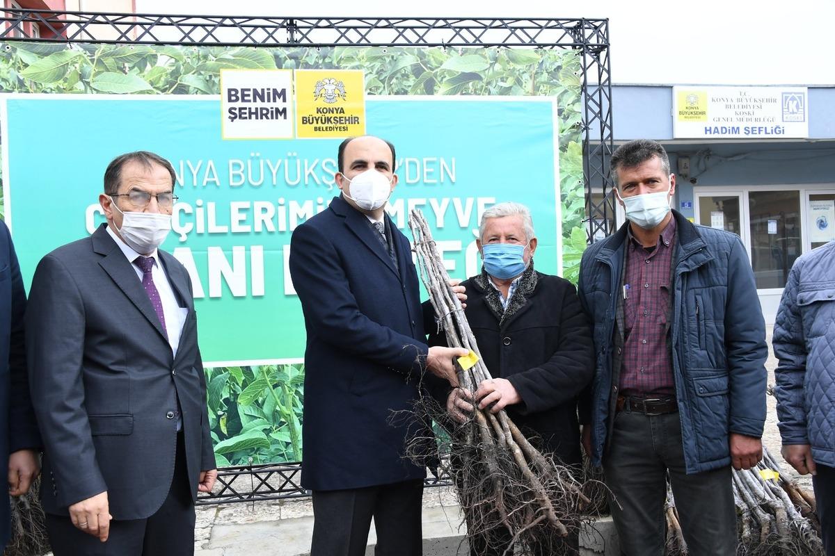 Başkan Altay, Hadimli &ccedil;ift&ccedil;ilere sertifikalı ceviz fidanı dağıttı