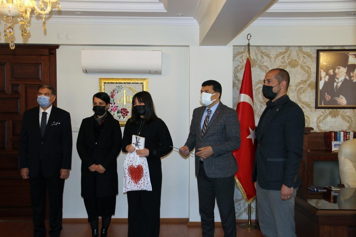 Milli şair gibi &ouml;d&uuml;l&uuml;n&uuml; &lsquo;Sevgi Evleri&rsquo;ne bağışladı