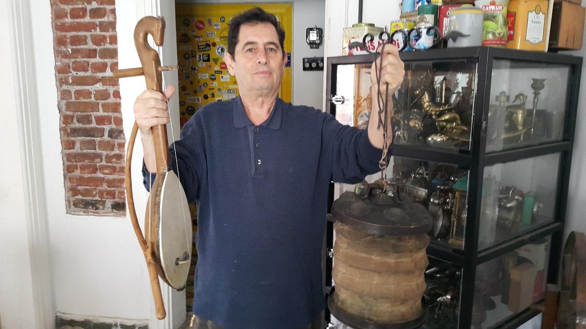 50 yıldır etnografik objeler ve eşyaları ofisinde biriktiriyor