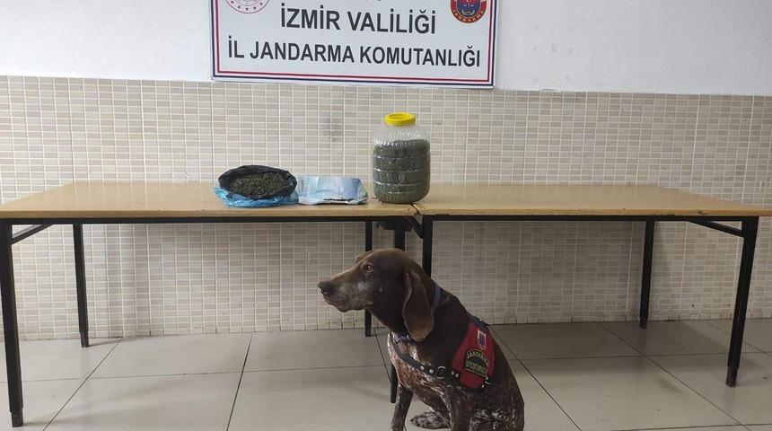 İzmir&rsquo;de uyuşturucu satıcısı 2 ş&uuml;pheli g&ouml;zaltına alındı