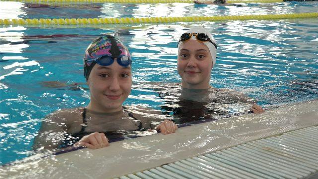 Eskişehir’in rekortmen yüzücüleri Sudem Denizli ve Göksu Doğan yeni hedeflerine hazırlanıyor