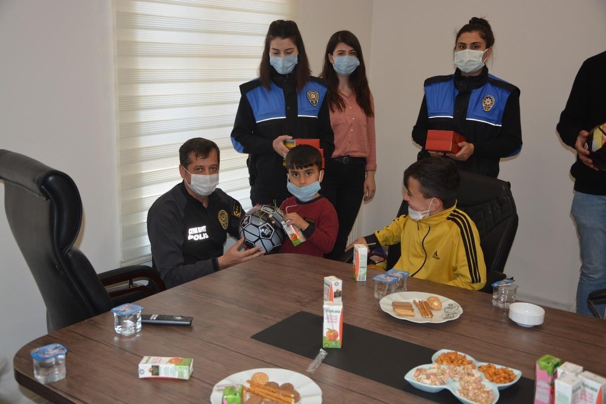Minik &ouml;ğrenciler Cizre Emniyet M&uuml;d&uuml;rl&uuml;ğ&uuml;n&uuml; gezdi