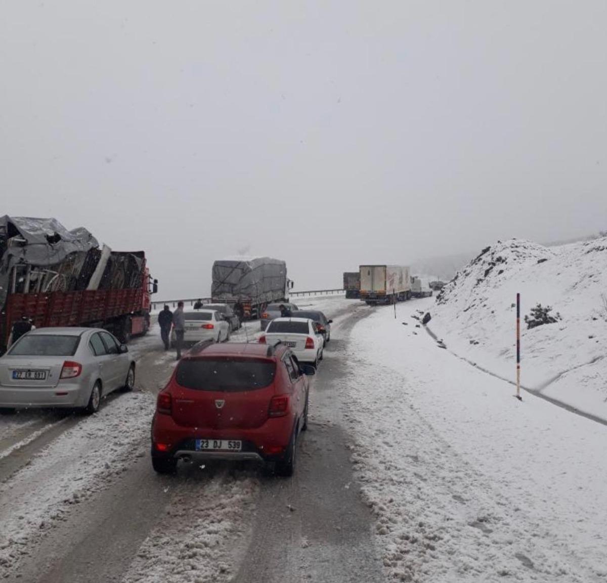 Kar bir anda bastırdı, s&uuml;r&uuml;c&uuml;ler yolda kaldı