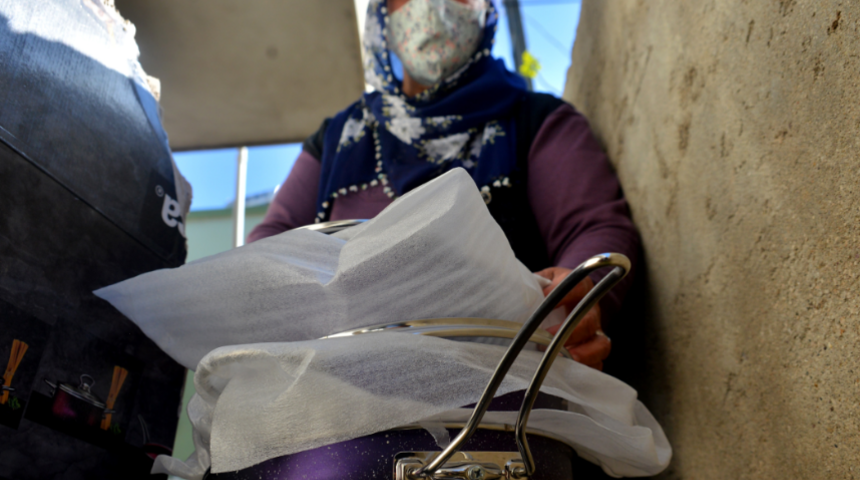 Elini öpüp helallik isteyerek dolandırdılar:  'Teyze, sen bir bardak soğuk iç, bir bardak da biz içelim’ 