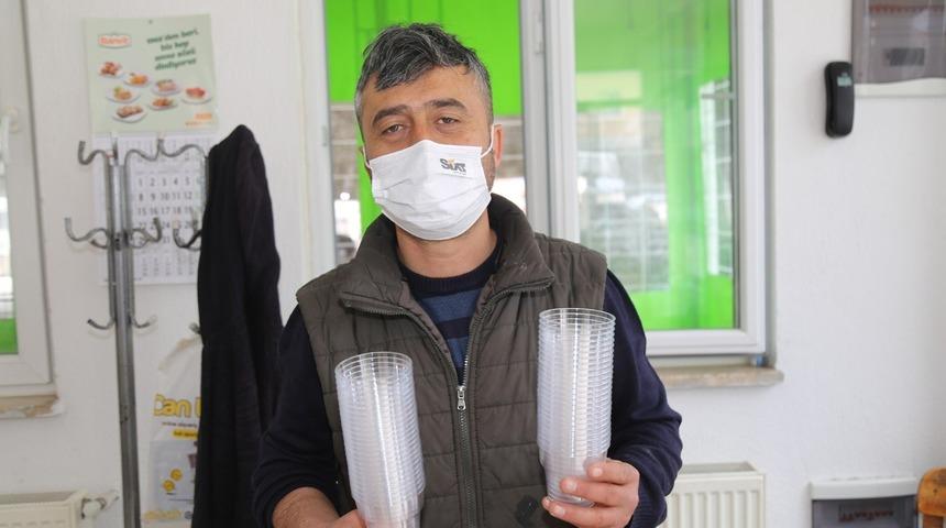 Esnaflara kristal pet bardak dağıtımı gerçekleştirildi