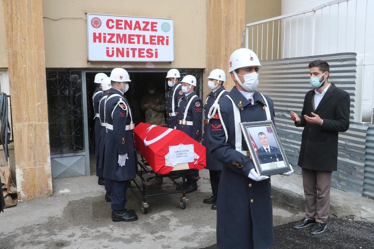 G&ouml;reve 2 ay &ouml;nce başlayan şehit astsubayın al bayrağa sarılı naaşı memleketine uğurlandı