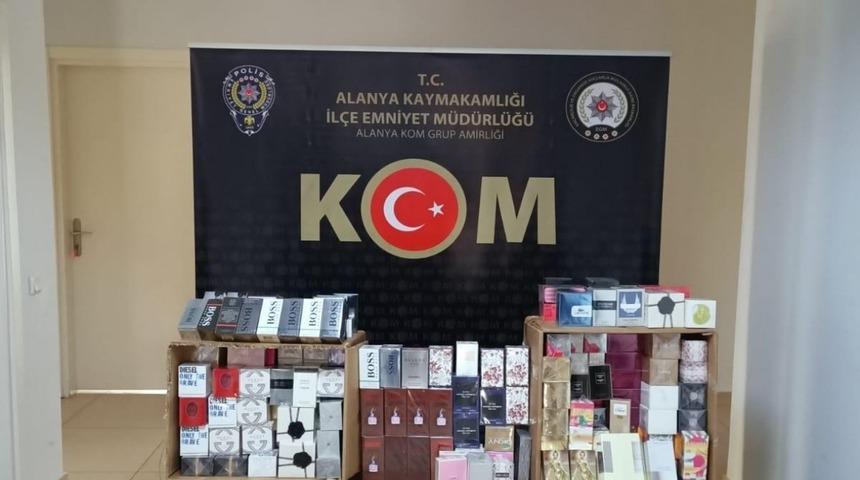 Alanya&rsquo;da 893 adet ka&ccedil;ak parf&uuml;m ele ge&ccedil;irildi