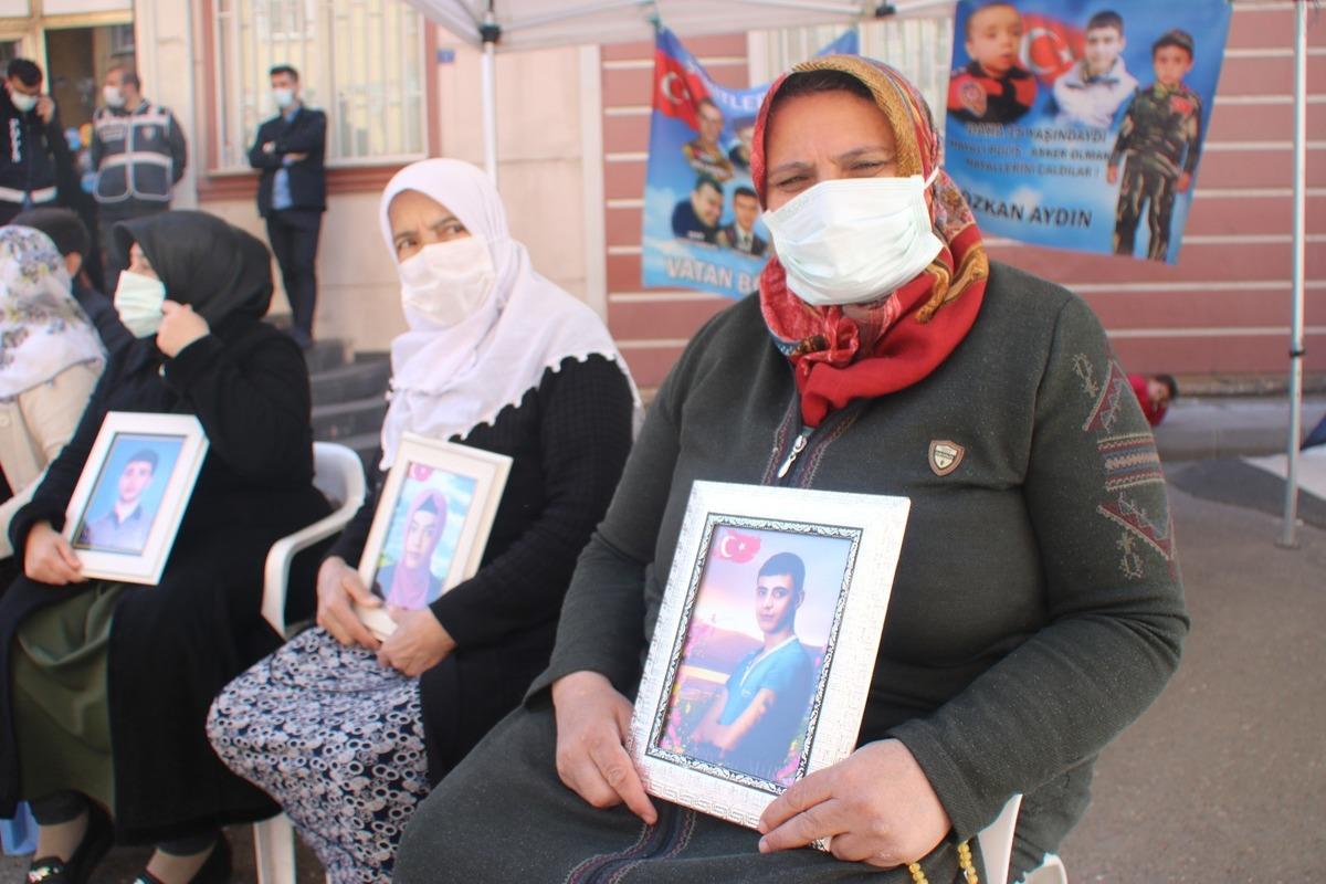 Evlat n&ouml;betindeki anneden dağa ka&ccedil;ırılan oğluna &ccedil;ağrı: "Oğlum g&uuml;venlik g&uuml;&ccedil;lerine teslim ol, orada kardeş kardeşi &ouml;ld&uuml;r&uuml;yor"