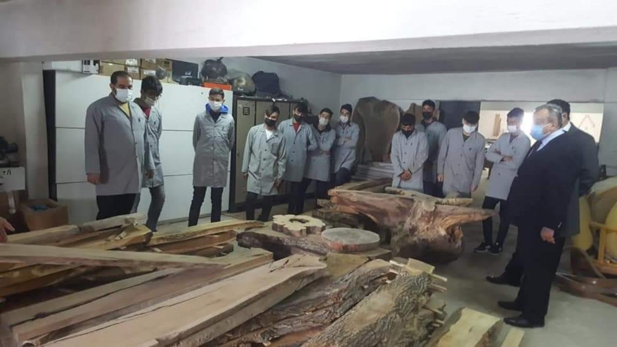 Develi İl&ccedil;e Milli Eğitim M&uuml;d&uuml;r&uuml; Toprak Mobilya ve i&ccedil; Mekan Tasarımı &ouml;ğrencilerini ziyaret etti