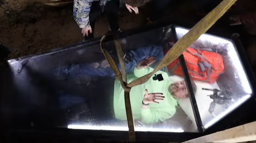 Ölmeden mezara girdi! 12 dakikalık bir video için elli saat toprağa gömülü kaldı