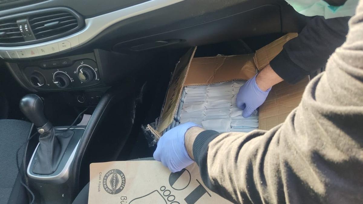 Tekirdağ&rsquo;da ş&uuml;pheli ara&ccedil;tan 494 adet ka&ccedil;ak telefon &ccedil;ıktı