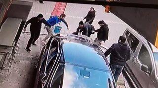 Kılıçlı pompalı tüfekli kavgayı terlikle ayırmaya çalıştı