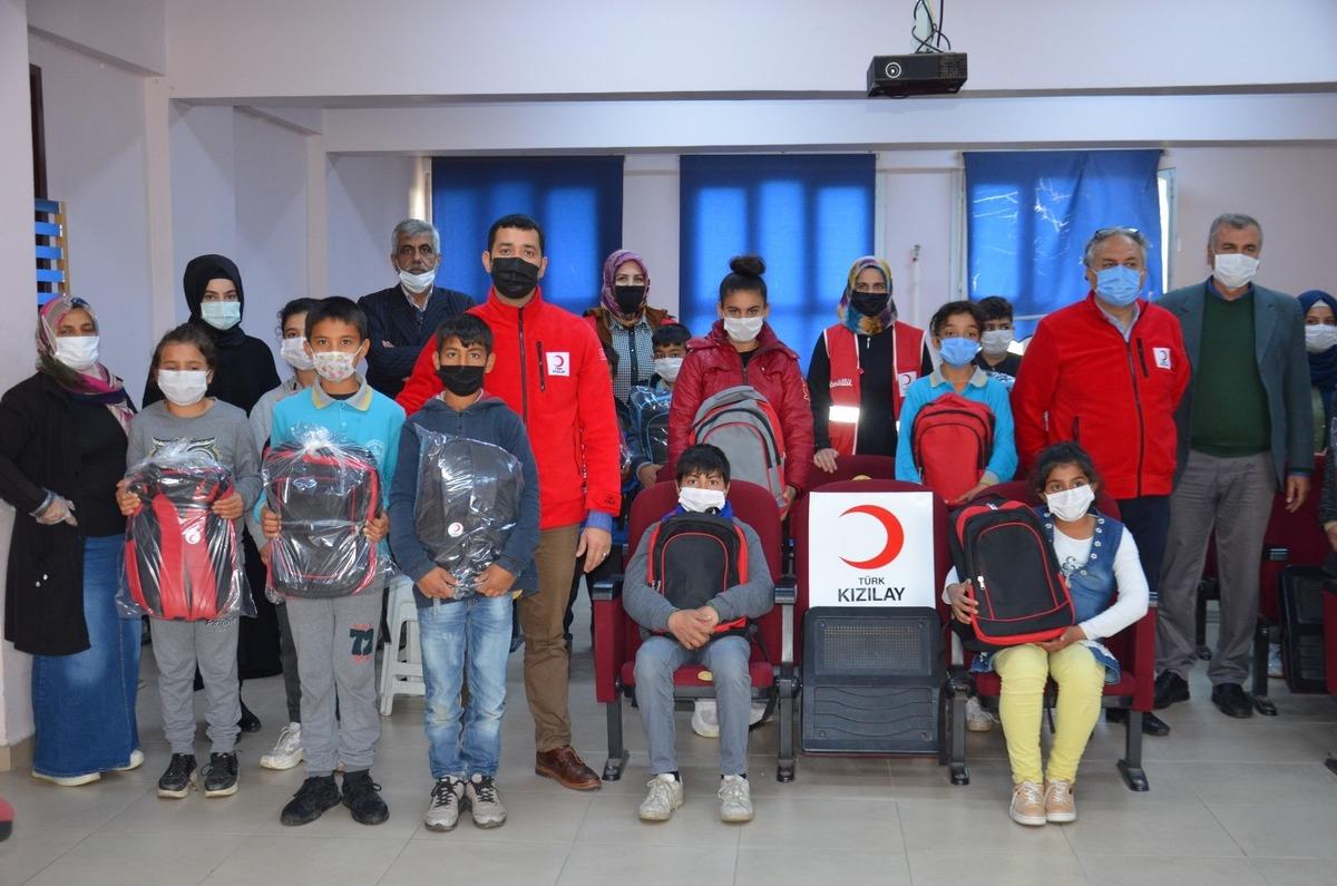 Kırıkhan&rsquo;da &ouml;ğrencilere kırtasiye ve hijyen seti dağıtıldı