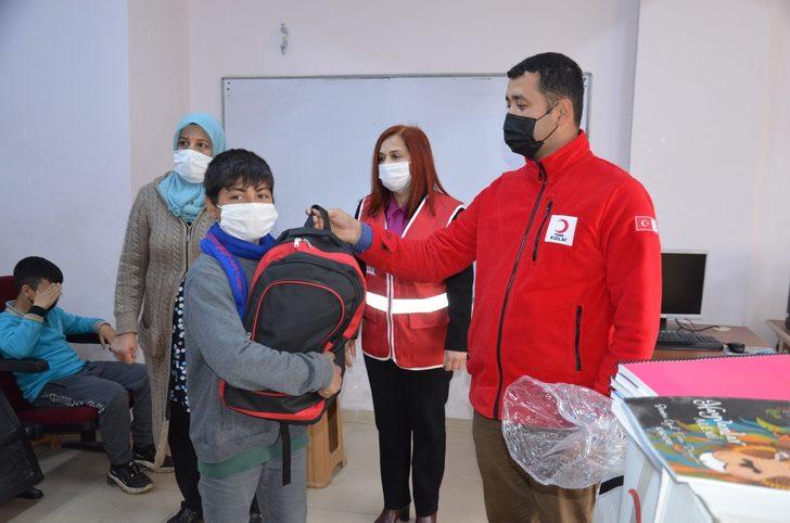 Kırıkhan’da öğrencilere kırtasiye ve hijyen seti dağıtıldı G3