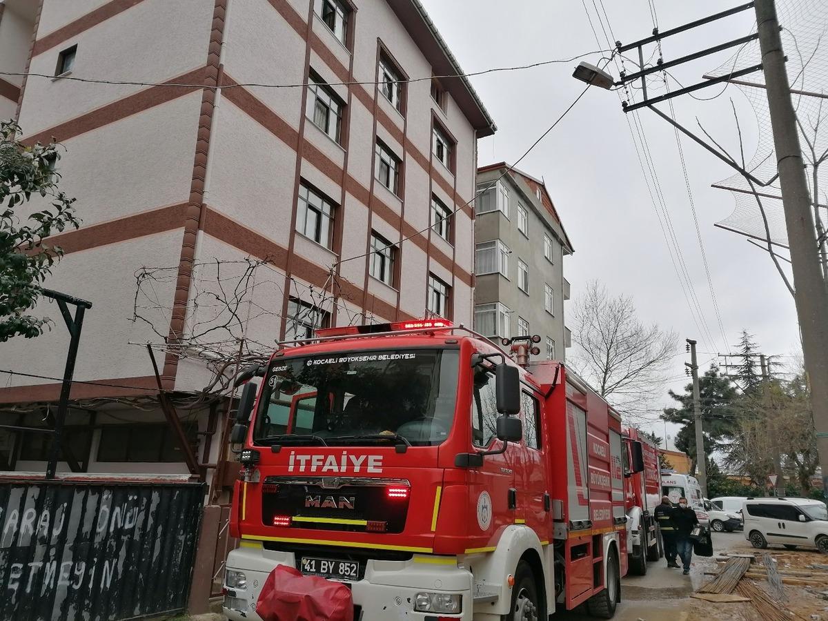 5 katlı binada &ccedil;ıkan yangında 4 kişi dumandan etkilendi