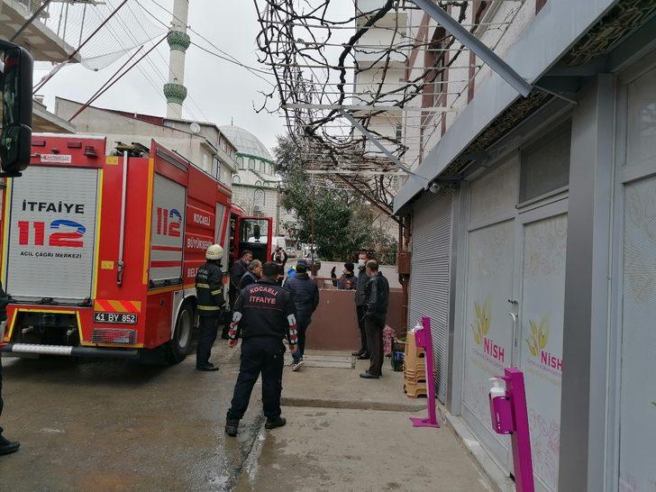 5 katlı binada çıkan yangında 4 kişi dumandan etkilendi G2