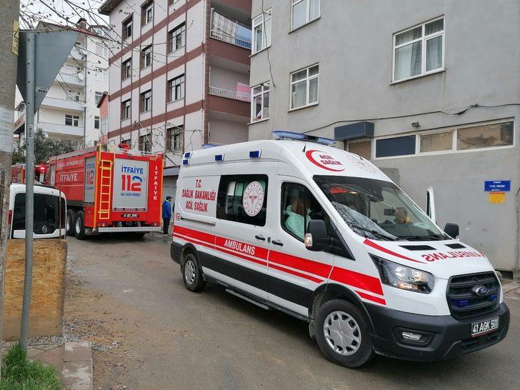 5 katlı binada çıkan yangında 4 kişi dumandan etkilendi G3