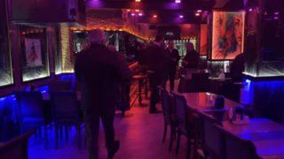 Lokanta görünümlü pavyon! Karantinada olması gereken aşçı pavyonda yemek yaparken yakalandı