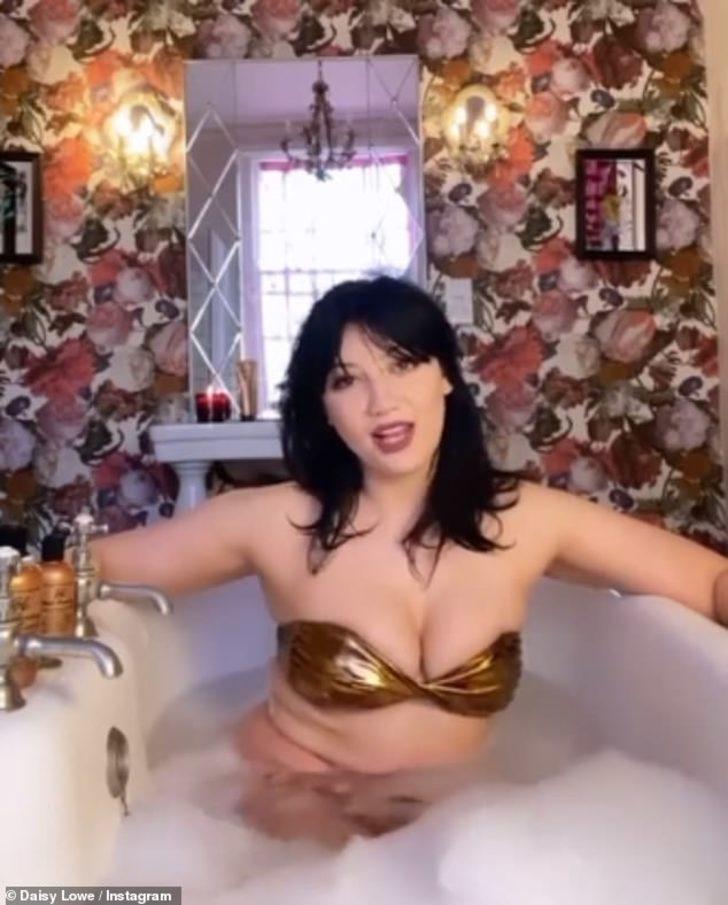 Daisy Lowe canlı yayında küvete girdi G1