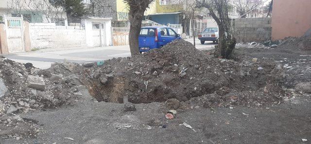 Tıkanan lağım borusuyla mahalleyi kokular sardı