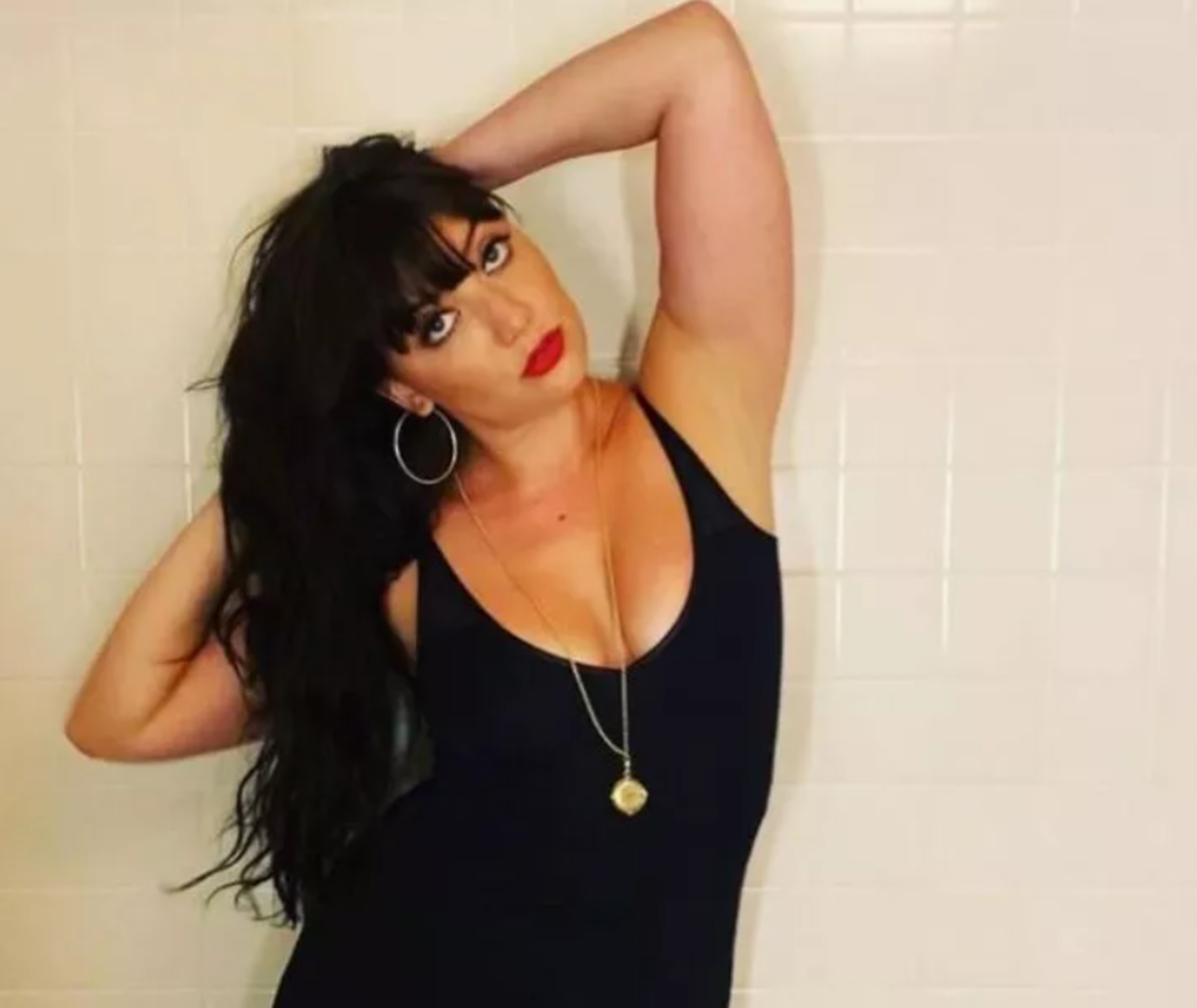 Daisy Lowe canlı yayında k&uuml;vete girdi