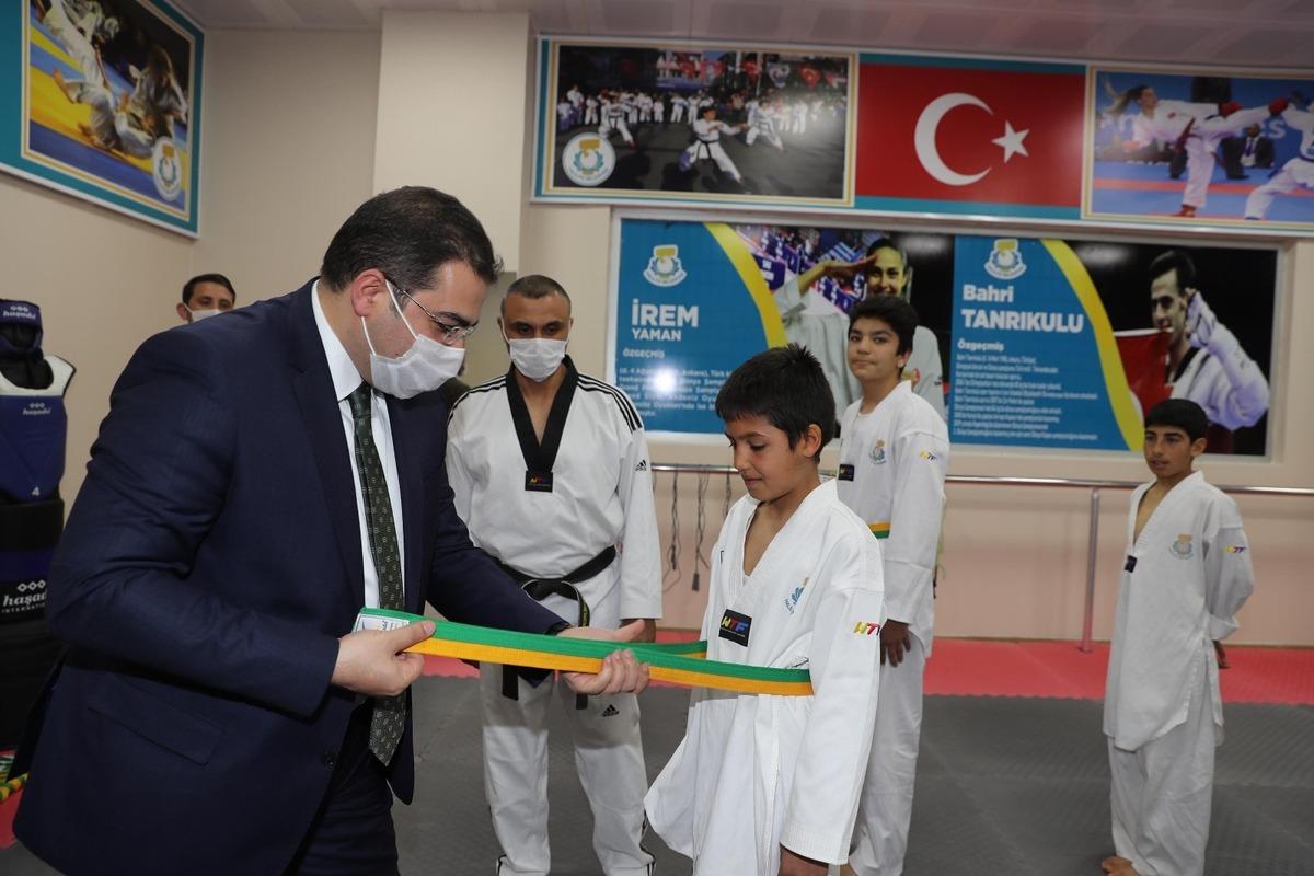 Canpolat tekvandocuların kuşaklarını bağladı