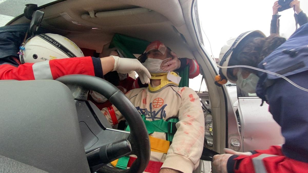 D&uuml;zce&rsquo;de 3 aracın karıştığı trafik kazası tatbikatı ger&ccedil;eğini aratmadı