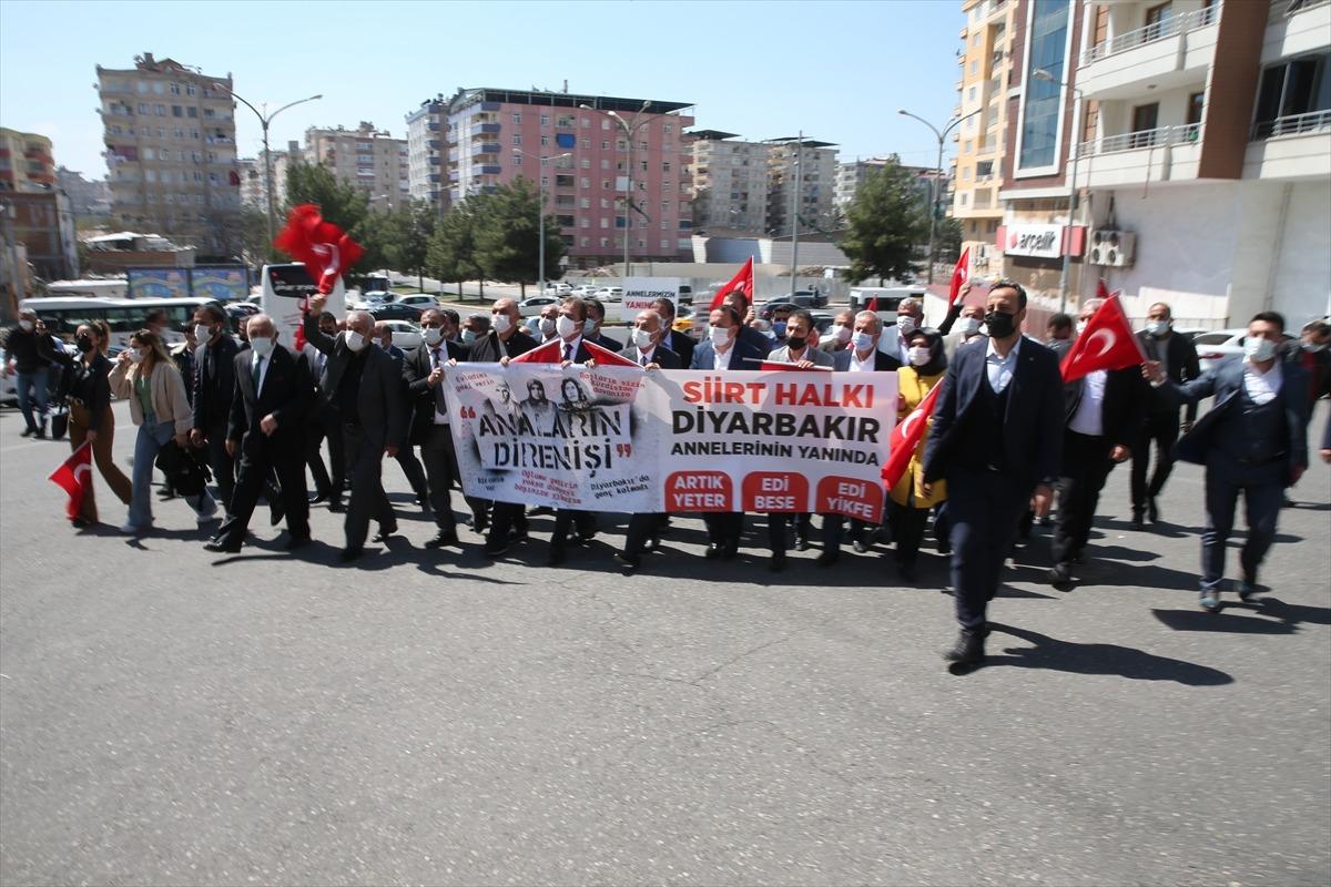 Diyarbakır anneleri ve Siirt'ten gelen STK'lardan "Ter&ouml;re Lanet" y&uuml;r&uuml;y&uuml;ş&uuml;