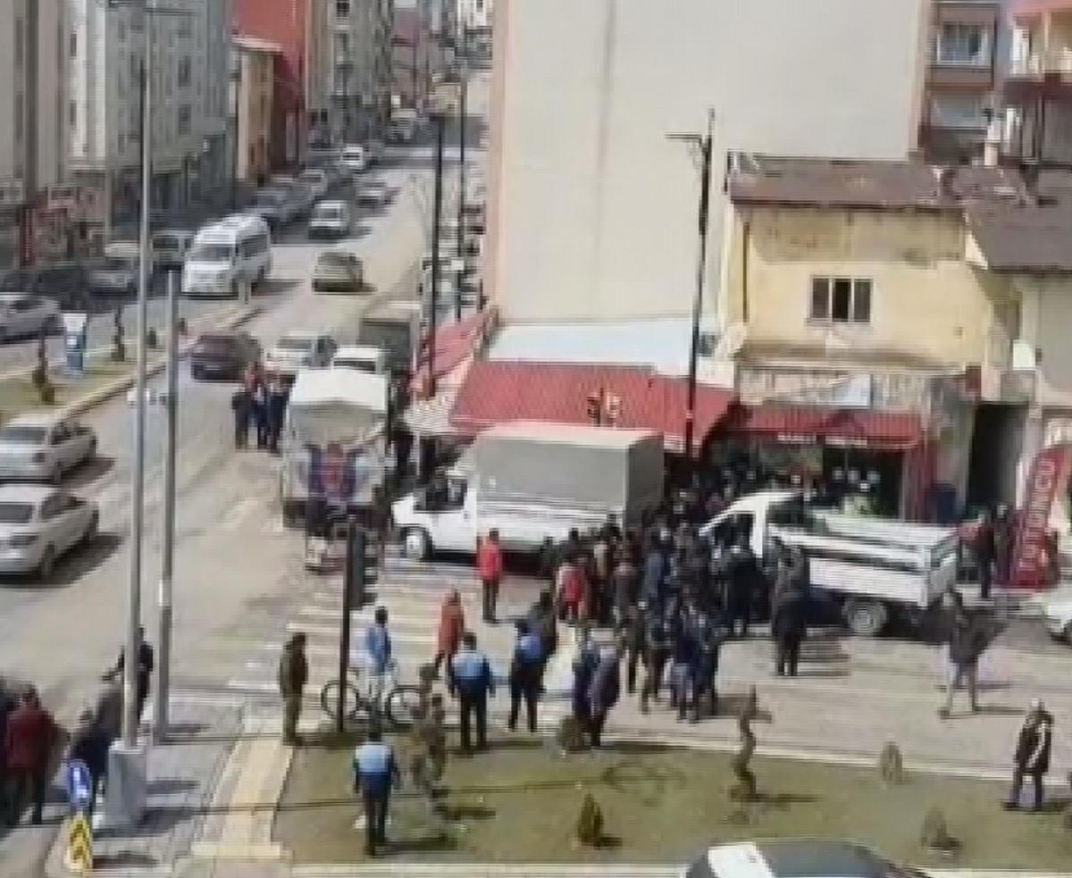 Manav personeli ile pazarcılar birbirine girdi