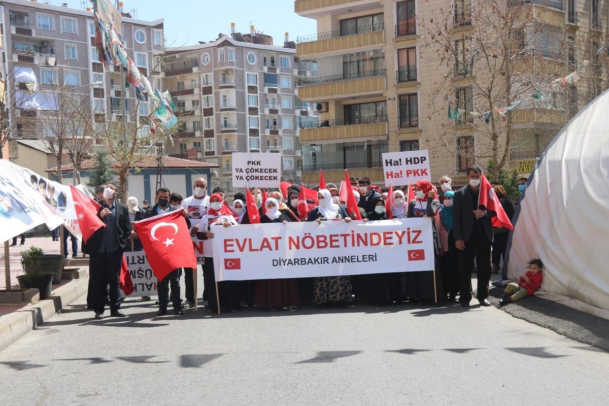 Diyarbakır annelerine destek ziyaretleri s&uuml;r&uuml;yor
