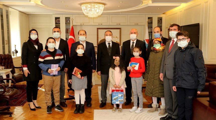 AİÇÜ en çok kitap okuyanlara ödül verdi