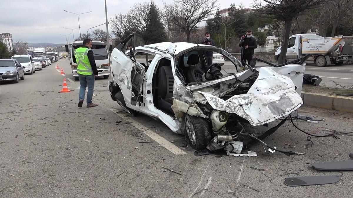 Kırıkkale&rsquo;deki feci kaza kamerada: Karşı şeride havalandı, l&uuml;ks otomobilin &uuml;st&uuml;ne d&uuml;şt&uuml;
