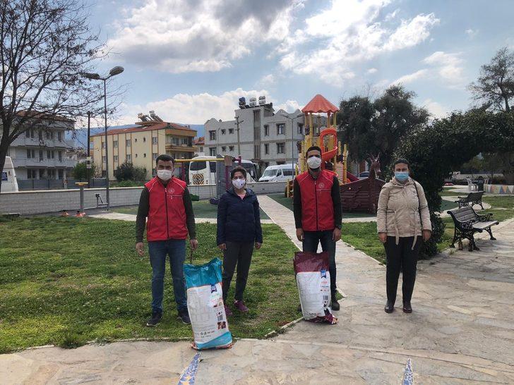 Sokak hayvanları için kuru mama dağıtıldı G2