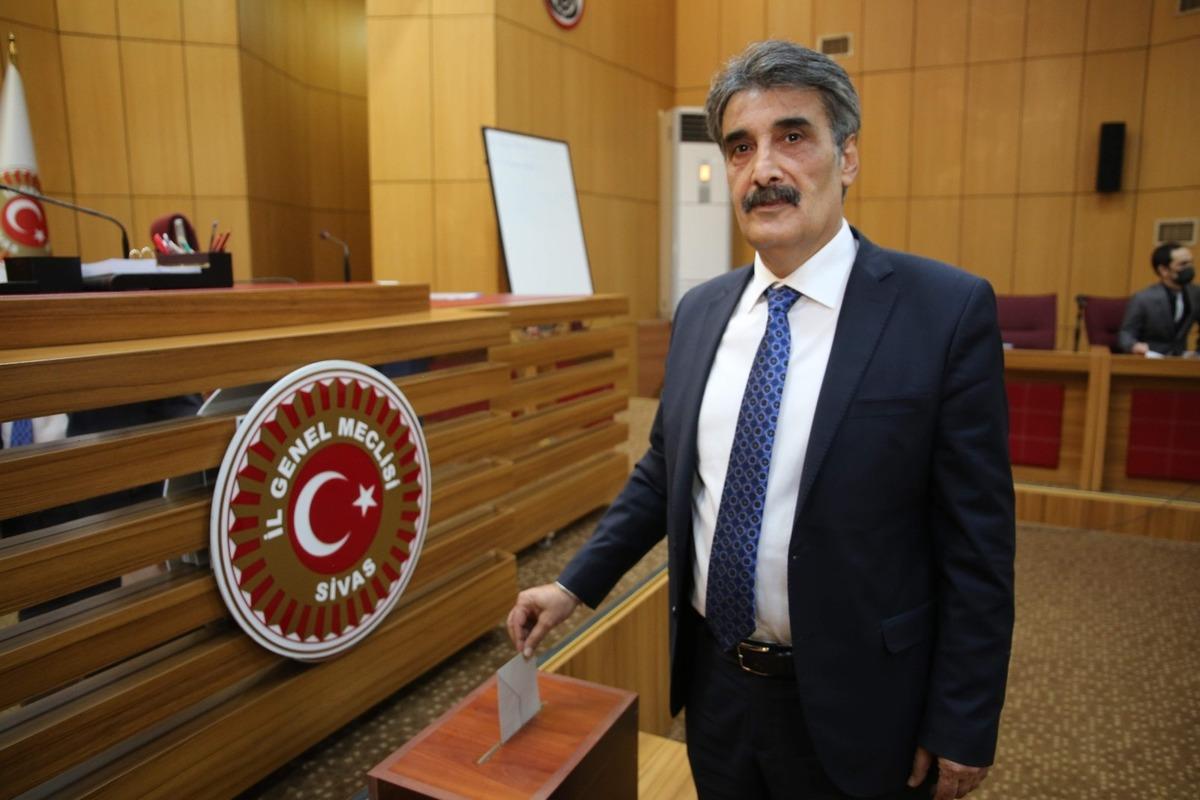 Sivas İl Genel Meclisi&rsquo;nde Akkaş g&uuml;ven tazeledi