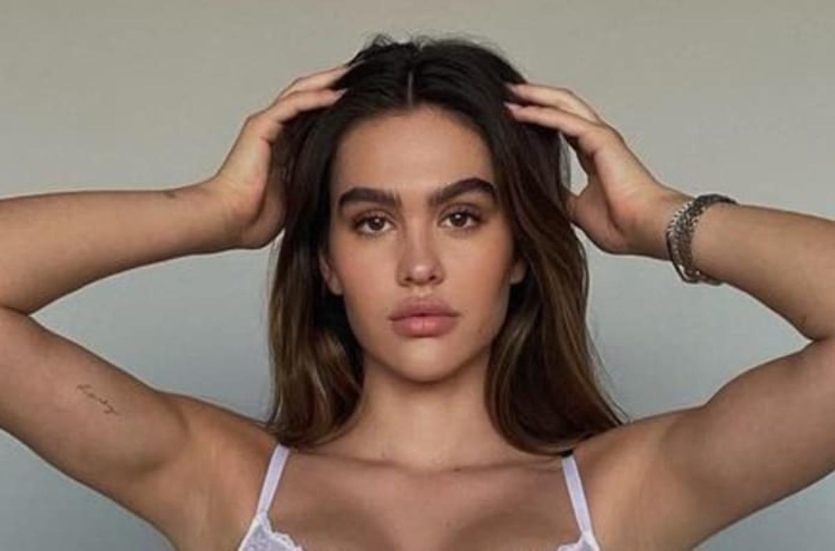 Amelia Grey Hamlin siyah bikinisiyle sahilde şov yaptı