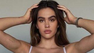 Amelia Grey Hamlin siyah bikinisiyle sahilde şov yaptı