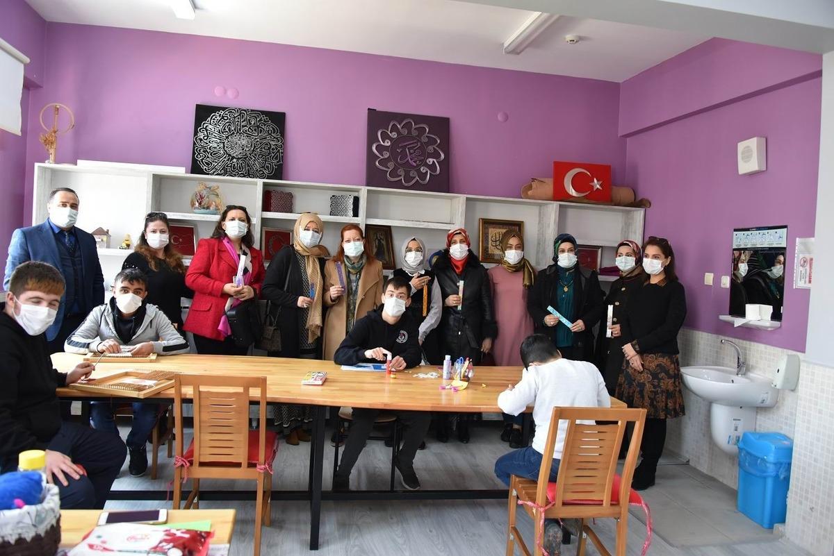 Konya protokol&uuml; eşlerinden &ouml;zel &ouml;ğrencilere ziyaret