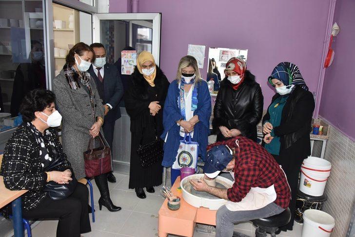 Konya protokolü eşlerinden özel öğrencilere ziyaret G2