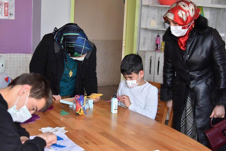 Konya protokolü eşlerinden özel öğrencilere ziyaret G4