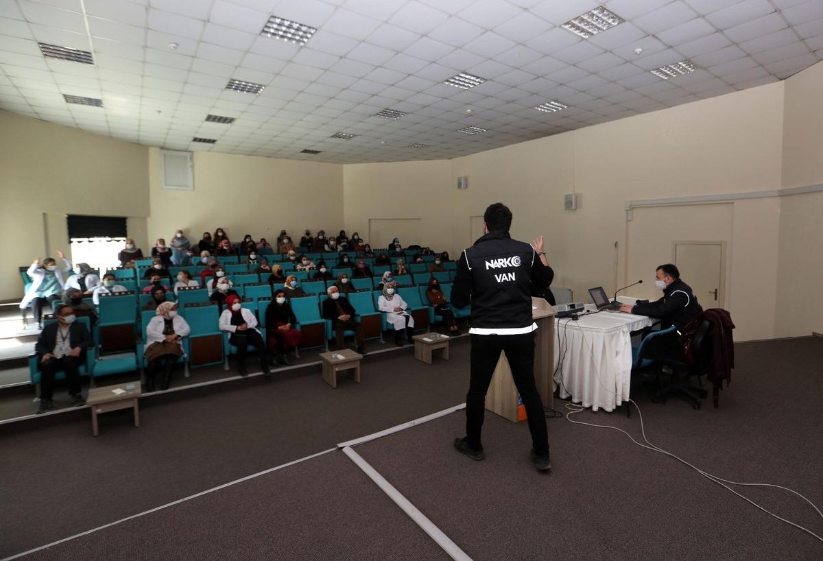 Van&rsquo;da kadınlara uyuşturucu ile m&uuml;cadele semineri