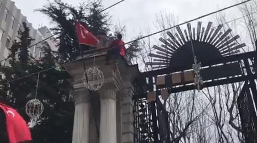 Galatasaray Lisesi'nde intihar girişimi: Yardım istemiyorum, iş istiyorum!