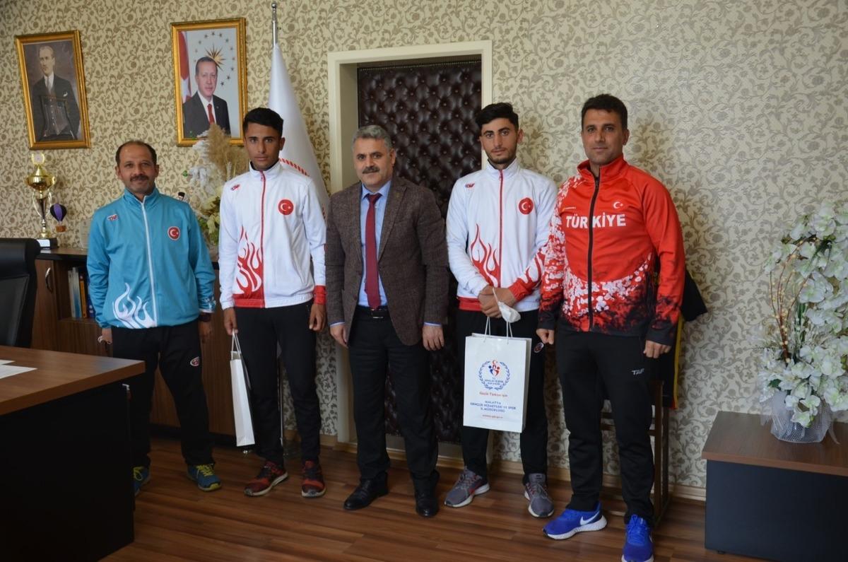 Balkan şampiyonu kuzenlere hediye